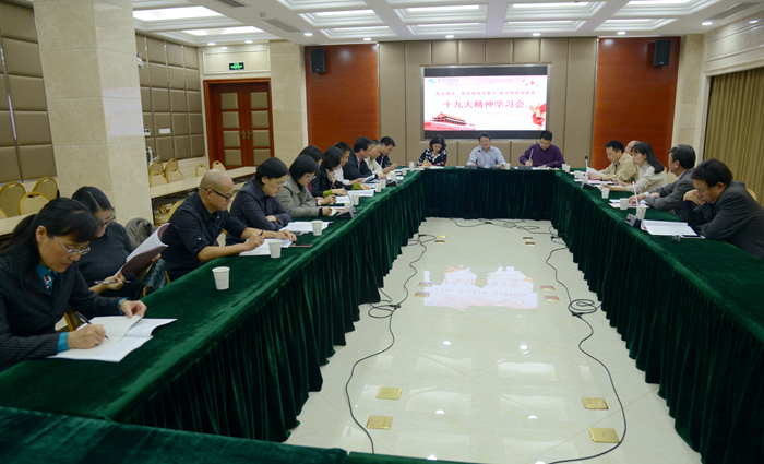 校黨委副書(shū)記沈赤向民主黨派、統(tǒng)戰(zhàn)團(tuán)體負(fù)責(zé)人，市政協(xié)委員宣講十九大精神