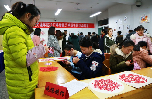 色彩絢麗、喜氣洋洋的活動現場