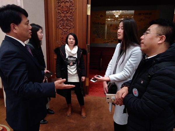 新聞發(fā)布會現(xiàn)場，多家媒體記者采訪賀瑞虎書記