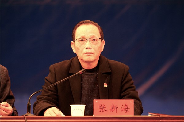 副校長、工會主席張新海宣讀表彰文件