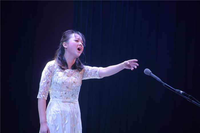 2016級音樂教育1班彭欣同學(xué)演唱《放風箏》