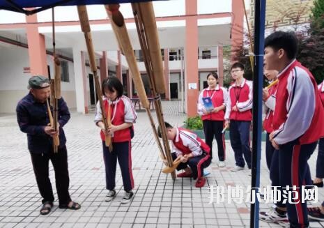 學(xué)費對于家長們來說，會在了解學(xué)校之前自己確定好學(xué)費的范圍，這樣就以這個目標(biāo)來衡量學(xué)校，但是有的家長其實是更關(guān)心學(xué)校的安全這些，很擔(dān)心學(xué)生在學(xué)校沒有安全保障，所以小編就準(zhǔn)備了臺江幼兒師范中等職業(yè)學(xué)校收費情況，供與參考。 臺江幼兒師范中等職業(yè)學(xué)校收費標(biāo)準(zhǔn) 住宿費500元/學(xué)年、書本費400元/學(xué)年,合計繳費900元。 建檔立卡戶享受“三免兩補(bǔ)”(免學(xué)費、免(補(bǔ))住宿費、免(補(bǔ))書費，國家助學(xué)金、專項助學(xué)金) 臺江幼兒師范中等職業(yè)學(xué)校開展7月主題黨日系列活動 1921.7 ~ 2019.7 篳路藍(lán)縷，砥礪前行 初心不忘，邁向復(fù)興 98年，對于一個人，也許很漫長; 對于一個國家，彈指一揮間; 對于一個政黨，恰是風(fēng)華正茂! 今年，黨的98歲生日， 我們熱烈慶祝中國共產(chǎn)黨98周年快樂! 6月10日晚,我校第一屆校園“十佳歌手”比賽暨歌唱祖國獻(xiàn)禮70周年決賽在演播廳拉開序幕。 來自學(xué)校不同專業(yè)的19位同學(xué)引吭高歌，歌唱祖國。比賽期間高潮迭起，精彩紛呈。選手們在舞臺上活力四射，盡顯職校學(xué)生魅力。 近一個半小時的角逐，“十佳歌手”終于誕生。張帆校長、金海清副校長親自為獲獎學(xué)生頒發(fā)榮譽(yù)證書。頒獎結(jié)束后，全體同學(xué)用一曲《我和我的祖國》獻(xiàn)禮祖國70周年，唱出對黨和祖國的熱愛。 6月24日，我校黨支部書記、校長張帆，黨支部副書記趙明珠走訪慰問貧困學(xué)生姜發(fā)才，張帆校長仔細(xì)詢問姜發(fā)才在杭州的學(xué)習(xí)和生活情況，希望姜發(fā)才在杭州繼續(xù)努力學(xué)習(xí)，認(rèn)真做好即將開展的頂崗實習(xí)工作，學(xué)好技能走出大山，通過自己的努力改變自己和家庭的命運(yùn)，最后，張帆校長代表臺江職校黨支部及全體師生將6000元愛心捐款交到了姜發(fā)才伯母手中。 6月28日，我校黨支部書記、校長張帆，黨支部副書記趙明珠走慰問貧困學(xué)生姜非明、姜非林(兩人為雙胞胎，孤兒)。張帆校長親自為兩位同學(xué)送去新衣服，并詳細(xì)了解學(xué)生的家庭情況，與其監(jiān)護(hù)人進(jìn)行溝通和交流，將一千多元資助金交到學(xué)生監(jiān)護(hù)人手中，以增強(qiáng)其克服困難的信心。 6月28日，臺江職校黨支部圍繞脫貧攻堅工作，開展走訪慰問，送溫暖、送服務(wù)活動，幫助特困黨員、老黨員等解決工作中的實際困難和生活問題，走訪慰問幫扶村、看望我校脫貧攻堅駐村干部，為南省村村委送去兩箱辦公室打印用紙，為南省村貧困黨員、臺江職校困難黨員、老黨員送去食用油、大米等慰問品。 張帆校長致辭，回顧黨支部工作并對奮斗在各工作崗位上的黨員表示感謝，同時向全體黨員提出要求， 他表示，全體黨員要把加強(qiáng)黨的思想理論建設(shè)放在第一位，要加強(qiáng)黨性修養(yǎng)，不斷提高自身素質(zhì)，要加強(qiáng)作風(fēng)建設(shè)，提高教育教學(xué)質(zhì)量。 “我志愿加入中國共產(chǎn)黨，擁護(hù)黨的綱領(lǐng)，遵守黨的章程……隨時準(zhǔn)備為黨和人民犧牲一切，永不叛黨!”7月1日，臺江職校全體黨員干部在退休黨員歐德耀同志帶領(lǐng)下，面對莊嚴(yán)的黨旗，整齊列隊，重溫入黨誓詞。 黨支部副書記趙明珠組織全體黨員學(xué)習(xí)習(xí)近平總書記在學(xué)校思想政治理論課教師座談會上的重要講話精神。 熊金江副校長宣讀《臺江職校關(guān)于“七一”表彰優(yōu)秀黨員、黨齡“逢十”黨員的決定》。 張帆校長為優(yōu)秀黨員、黨齡“逢十”黨員頒發(fā)榮譽(yù)證書 系列活動在雄壯的《國際歌》中落下帷幕，歌聲鏗鏘有力，革命精神代代傳遞，美好的生活共同憧憬。 九十八年，崢嶸歲月， 九十八年，輝煌歷程。 今天的我們揮舞著前輩們的偉大旗幟 ,追隨著那從未熄滅的明燈,沖鋒陷陣,高揚(yáng)風(fēng)帆,向著那彼岸,向著那未來更加執(zhí)著而勇敢地前進(jìn), 前進(jìn) ,前進(jìn)! 不是所有的中專學(xué)校都會根據(jù)分?jǐn)?shù)來錄取的，有的學(xué)校錄取是根據(jù)專業(yè)的招生要求面試錄取學(xué)生。其實現(xiàn)在學(xué)生想要升學(xué)有很多的通道，只是在家長和學(xué)生的觀念里，只有通過了高考或者中考是最好的，但是現(xiàn)在利用專業(yè)課程同樣也是能升學(xué)的。 家長在了解學(xué)校的學(xué)費時也是要注意學(xué)校的學(xué)費中間是穿插了各種的助學(xué)政策、減免政策、免學(xué)費政策還有學(xué)校的獎學(xué)金政策，家長們把這些了解清楚了就可以幫助自己前進(jìn)一部分的學(xué)費。