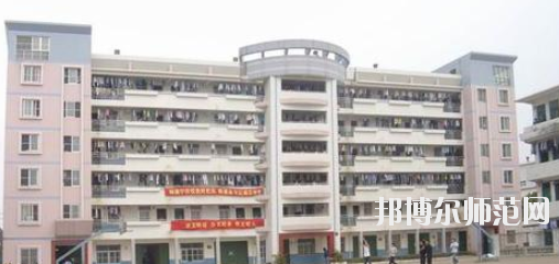 南寧2020年中專幼師學(xué)?？梢钥即髮? width=