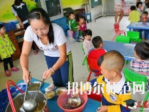 遵義2020年幼師學(xué)校有哪些科目?我們知道幼師專業(yè)是屬于一個學(xué)習(xí)內(nèi)容比較多的專業(yè)，因?yàn)槭切∨笥训膯⒚呻A段，同學(xué)們自己在報(bào)讀本專業(yè)的時候很多的同學(xué)都不知道到底是學(xué)一些什么?于是都來問道小編，小編就來給大家說一下關(guān)于學(xué)?？颇康氖虑榕?。  幼師學(xué)校學(xué)習(xí)專業(yè)課程 1、幼兒教育學(xué)  了解現(xiàn)代教育、幼兒教育的新觀念、新思想、新信息，結(jié)合我國幼兒教育改革中的新問題、新情況，將理論的闡述和幼兒教育實(shí)踐中的問題結(jié)合起來，進(jìn)行具體分析和指導(dǎo)。  2、幼兒心理學(xué)  了解幼兒的認(rèn)知和言語發(fā)展的特點(diǎn)和規(guī)律、幼兒的情緒、個性與社會性發(fā)展的關(guān)系及幼兒的活動心里。能依據(jù)幼兒特點(diǎn)，利用所學(xué)相關(guān)知識，初步具備幼兒園基層崗位幼兒教師的工作能力。培養(yǎng)學(xué)生具有誠實(shí)守信、善于溝通和合作的品質(zhì)。  3、幼師英語  根據(jù)幼師學(xué)生的英語水平和專業(yè)特點(diǎn)，從聽、說、讀、寫四個方面全方位的培養(yǎng)學(xué)生，讓學(xué)生掌握基本語法知識、語音知識、日常用語，提高學(xué)生的口語交際技能和綜合閱讀、寫作能力。讓學(xué)生在學(xué)習(xí)過程中發(fā)展綜合語音運(yùn)用能力，提高人文素養(yǎng)，增強(qiáng)實(shí)踐能力，培養(yǎng)創(chuàng)新精神。  4、幼兒園組織與管理  讓學(xué)生了解幼兒園組織與管理的基本原理和內(nèi)容，掌握幼兒園組織與管理的基本規(guī)律，學(xué)會用所學(xué)專業(yè)理論解決實(shí)際工作中遇到的管理問題。結(jié)合案例分析，培養(yǎng)學(xué)生的思辨意識、創(chuàng)新意識，提高學(xué)生與時俱進(jìn)的管理理念，為學(xué)生今后從事幼兒園教育工作和管理工作奠定良好的基礎(chǔ)，具有較強(qiáng)的實(shí)用性和可操作性。  學(xué)前教育前景好不好 學(xué)前教育上的現(xiàn)在已經(jīng)有越來越多的人關(guān)注，就業(yè)前景上的非常不錯的一個職業(yè)了，在現(xiàn)階段學(xué)前教育專業(yè)就業(yè)率上也在一直上升，我國對于學(xué)前教育上的重視的提升，也為學(xué)前教育專業(yè)人才提供了較好的就業(yè)機(jī)會，使得社會上的對于學(xué)前教育人才上的甚至出現(xiàn)了供不應(yīng)求的現(xiàn)象，學(xué)前教育現(xiàn)階段也已經(jīng)成為一個非常重要的教育階段，擁有高素質(zhì)的學(xué)前教育人才對于整個教育事業(yè)上的也能夠起到一個促進(jìn)和發(fā)展的作用。  幼師專業(yè)上就業(yè)前景也是比較好的，現(xiàn)階段社會上的對于幼師的需求也越來越多了，對于早期教育上的重視度的提升，使得幼師人才成為現(xiàn)階段社會上的所需要的重要人才選擇。  我們可以看到幼師專業(yè)學(xué)習(xí)的是很多的，小編給大家列舉了一些專業(yè)課程，其實(shí)這個專業(yè)是一個需要自己花費(fèi)很多心力來學(xué)習(xí)的專業(yè)，同學(xué)們學(xué)習(xí)的內(nèi)容是很廣泛的，不過這個專業(yè)只要學(xué)好了，將來在就業(yè)方面就會很不錯，所以，希望選擇這個專業(yè)的同學(xué)都能掌握足夠的專業(yè)知識哦。
