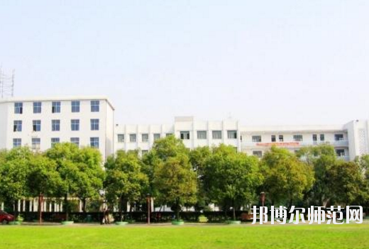 對于幼師學校的選擇，男生和女生是一樣的。現在大部分學校的幼師專業(yè)在進行招生的時候，其實男生和女生的招生計劃是統(tǒng)一的，學校對學生的性別并沒有要求。所以，小伙伴們選擇幼師學校的重點不應該是這所學校適合男生還是適合女生，而是這所學校本身的辦學條件好不好，以及學校的優(yōu)勢以及劣勢有哪些等等。接下來，對南昌理工職業(yè)中等專業(yè)學校感興趣的小伙伴們可以一起來看一看這所學校的具體情況。  南昌理工職業(yè)中等專業(yè)學校辦學理念 學校以“辦學校，不開學店，造福炎黃子孫!”為宗旨，遵循黨的教育方針，倡導“誠實、博愛、勤奮、自強”的校訓，按照“理論夠用，注重實踐”的原則，為社會經濟建設培養(yǎng)“一專多能”的應用型人才。畢業(yè)生深受用人單位的歡迎。 例如推薦在“啟悅電子廠”工作的同學進廠第九天，就對8086高壓擊穿儀進行技術改造，降低了勞動強度，提高了生產效率。該廠董事長吳德和先生專程由臺北趕來我?？疾欤敿春灦藦S校合作協(xié)議。  接著我校又與深圳新飛通、深圳捷迪訊、上海偉創(chuàng)力、上海先進半導體、上海華微、杭州矢崎、蘇州生益科技、上海攜程旅行網等20多家公司建立了合作伙伴關系?？梢哉f：“選擇理工，就業(yè)輕松!” 學校與南昌航空大學聯(lián)合辦學，是南昌航空大學繼續(xù)教育學院教學點，依托南昌航空大學的人才、圖書、先進的教學設施，資源共享。學校有一支政治素質高、教學和管理經驗豐富的專兼職師資隊伍，正副教授、高級教師近半，其中不少曾獲得“最佳授課教師”的稱號。  南昌理工職業(yè)中等專業(yè)學校教學設置 學校除精湛的理論教學外，還設有圖書閱覽室、計算機中心、語音室和電工、電子、機電、機械加工、數控、酒店管理等實驗室能安排學生進行多種實驗，“邊講邊練，講練結合”，確保學生動手能力的培養(yǎng)。 學校采取多層次、開放性辦學和封閉式管理。不僅注重教育質量，更注重道德品質和綜合素質教育。教育管理嚴格，始終把學校的安全工作放在首位，在2005-2010職業(yè)高校年檢中，得到市教育局有關領導的表揚，連續(xù)被評為職業(yè)教育辦學先進單位。  南昌理工職業(yè)中等專業(yè)學校報名手續(xù) 即日起可到校招生辦或當地我校招生點報名，或來函來電報名、網上報名。  本地區(qū)的應屆初中畢業(yè)生可在就讀中學填中考志愿報名。  報到時帶好戶口本，五張一寸免冠照片和初高中畢業(yè)證書。  小編總結 南昌理工職業(yè)中等專業(yè)學校是一所按照“理論夠用，注重實踐”的原則，為社會經濟建設培養(yǎng)“一專多能”的應用型人才的中專學校，學校開設有幼師類的專業(yè)，對幼師行業(yè)感興趣的初中畢業(yè)生可以多加關注這所學校。接下來小伙伴們可以去到學校官網對學校做進一步的了解。當然，在南昌還有開設有幼師類專業(yè)的其他學校，大家也可以看看其他的學校怎么樣，做一個比較，然后選擇出最適合自己的一所。