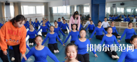 隨著社會的進(jìn)步，人們的生活得到了全面的改善，開始重視自己子女的教育，對教育人才的教學(xué)水準(zhǔn)就要求更高，使得很多學(xué)生都想要報(bào)考幼師學(xué)校。如果大家已經(jīng)做出了決定，要上幼師學(xué)校，就一定要盡早去了解學(xué)校信息。你越早了解學(xué)校，你可以選擇的學(xué)校就越多，就越能找到適合你的學(xué)校。幼師工作工作也相對輕松，不用從事體力勞動?，F(xiàn)在家長對孩子的教育非常看重，幼兒園也越來越正規(guī)，都需要幼師幼師從業(yè)資格證。  思南中等職業(yè)學(xué)校辦學(xué)條件 學(xué)校老校區(qū)占地面積120.6畝，新校區(qū)200畝，校園拓展空間大。校內(nèi)布局分為：教學(xué)區(qū)、實(shí)驗(yàn)實(shí)訓(xùn)區(qū)、產(chǎn)教結(jié)合區(qū)、生活區(qū)、行政辦公區(qū)、體育運(yùn)動區(qū)、美化綠化區(qū)等。各場所均按標(biāo)準(zhǔn)設(shè)計(jì)規(guī)劃，達(dá)到國家示范校要求的學(xué)校教學(xué)、實(shí)訓(xùn)、師生學(xué)習(xí)、工作、生活等方面需要的效果。  思南中等職業(yè)學(xué)校目標(biāo)明確 學(xué)校培養(yǎng)目標(biāo)明確，人才“出口”暢通，堅(jiān)持德育為先，技能為重，全面發(fā)展與特長發(fā)展相結(jié)合。圍繞“自強(qiáng)篤行、厚德精技”的校訓(xùn)，堅(jiān)持“四自”(自信、自強(qiáng)、自律、自愛)、“四會”(學(xué)會做人，學(xué)會做事，學(xué)會求知，學(xué)會生活)的教育培養(yǎng)目標(biāo)。  實(shí)行考與教分離，重視學(xué)生職業(yè)技能大賽，以賽促學(xué)，以賽促教;重視教師、學(xué)生下企業(yè)參與一線生產(chǎn)實(shí)踐，重視創(chuàng)建“校企聯(lián)動”、“工學(xué)結(jié)合”、“教學(xué)做一體”的人才培養(yǎng)模式，畢業(yè)生就業(yè)并能與企業(yè)接軌，與農(nóng)戶融合，人才培養(yǎng)質(zhì)量顯著提高。  銅仁碧江中等職業(yè)學(xué)校簡介 銅仁市碧江區(qū)中等職業(yè)學(xué)校創(chuàng)辦于1989年，是一所隸屬于碧江區(qū)人民政府的貴州省示范性中等職業(yè)學(xué)校。學(xué)校規(guī)劃占地面積420畝，規(guī)劃建筑面積13萬余平方米，總投資約5.8億元。教學(xué)區(qū)、生活區(qū)、運(yùn)動區(qū)、綠化區(qū)布局合理，功能設(shè)施完善，環(huán)境優(yōu)美，地處銅仁市川硐教育園區(qū)桃園大道北側(cè)，毗鄰銅仁幼專、貴州健康職業(yè)學(xué)院，有著豐富的文化資源和育人氛圍。  學(xué)校自2013年搬遷至川硐教育園區(qū)以來，領(lǐng)導(dǎo)班子帶領(lǐng)廣大教師銳意進(jìn)取，和諧奮進(jìn)，確立了“發(fā)展教師、成就學(xué)生、服務(wù)社會”的辦學(xué)理念，圍繞“辦出特色、形成風(fēng)格、爭創(chuàng)一流”的辦學(xué)目標(biāo)，形成了“醫(yī)護(hù)為主、產(chǎn)教結(jié)合、校企合作”的辦學(xué)特色。  現(xiàn)在整體新生人口的增量將直接體現(xiàn)在幼兒園在園人數(shù)的增加，我國當(dāng)前幼師行業(yè)的需求還是很大的，遠(yuǎn)遠(yuǎn)不足國家的計(jì)劃，所以從事幼師行業(yè)前景是很好的。幼兒園、教育機(jī)構(gòu)、培訓(xùn)機(jī)構(gòu)、藝體教育行業(yè)等相關(guān)行業(yè)都需要大量新型教育人才，學(xué)生選擇了教育行業(yè)正好符合當(dāng)今的教育的需求，所以對同學(xué)們來講就業(yè)前景是非常具有潛力化的。