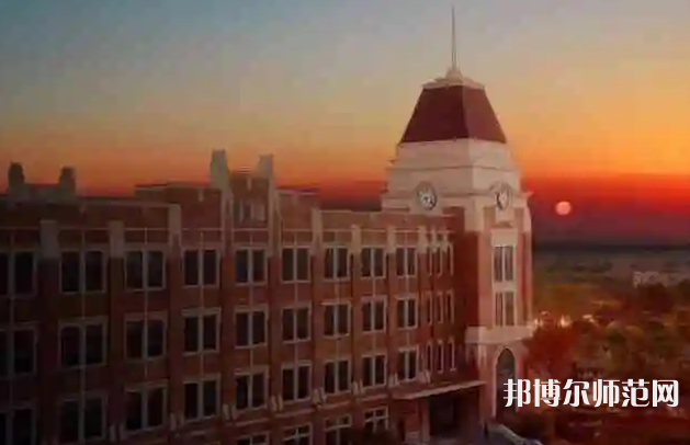 對(duì)于很多不了解學(xué)校的學(xué)生來說讀書的時(shí)候要面臨著很多信息的接受，就拿簡(jiǎn)單的填寫志愿來說，提前就需要了解清楚很多的學(xué)校，對(duì)于學(xué)校的基礎(chǔ)信息需要掌握比較好才可以的，最近有同學(xué)們來問小編學(xué)校的招生代碼，小編就來給同學(xué)們整理一下。  上海外國(guó)語師范大學(xué)賢達(dá)經(jīng)濟(jì)人文學(xué)院虹口校區(qū)代碼 學(xué)校代碼：13636  上海外國(guó)語師范大學(xué)賢達(dá)經(jīng)濟(jì)人文學(xué)院虹口校區(qū)拓展閱讀 基礎(chǔ)教學(xué)部基礎(chǔ)教學(xué)部是承擔(dān)學(xué)校公共基礎(chǔ)課程的教學(xué)單位，下設(shè)基礎(chǔ)部辦公室和計(jì)算機(jī)、體育教、通識(shí)3個(gè)教研室。  現(xiàn)有專、兼職教師50人，其中教授2名，副教授12名，專職專任教師全部具有研究生學(xué)歷，其中博士后1人，博士2名。  基礎(chǔ)教學(xué)部堅(jiān)持立德樹人的教育方針，崇尚教書育人，加強(qiáng)學(xué)生道德素質(zhì)教育和能力培養(yǎng)，全體教師積極參與科研工作、開展課程建設(shè)、推進(jìn)教學(xué)改革、提升教學(xué)效果，保證了全校的公共基礎(chǔ)課教學(xué)效果。  計(jì)算機(jī)教研室主要承擔(dān)全校的計(jì)算機(jī)公共課《計(jì)算機(jī)應(yīng)用基礎(chǔ)》的教學(xué)工作，課程以“傳授知識(shí)、鍛煉技能”為基本目標(biāo)，并貫徹對(duì)學(xué)生計(jì)算思維的培養(yǎng)，有效地向?qū)W生普及了實(shí)用的計(jì)算機(jī)應(yīng)用技術(shù)，為學(xué)生能贏得信息時(shí)代的競(jìng)爭(zhēng)打下良好的基礎(chǔ)。  體育教研室主要承擔(dān)全校的體育類課程教學(xué)，分別開設(shè)了足球、籃球、排球、乒乓球、羽毛球、棒球、壘球、板球、啦啦操、瑜伽、飛鏢、防身術(shù)等項(xiàng)目，為學(xué)生身心全面發(fā)展提供保證。教師還利用業(yè)余時(shí)間指導(dǎo)運(yùn)動(dòng)隊(duì)訓(xùn)練、參賽，在歷年上海市高校陽光體育賽事中屢獲佳績(jī)，為學(xué)院創(chuàng)建積極健康、蓬勃向上的校園文化氛圍。  小編給同學(xué)們整理了學(xué)校的招生代碼，同學(xué)們自己如果是要填寫本校的話就要注意哦，讀大學(xué)對(duì)于每一位同學(xué)都是有很深刻的意義的，同學(xué)們?cè)谶@里不僅能夠?qū)W習(xí)到專業(yè)的知識(shí)，還能在這個(gè)又自己對(duì)于這個(gè)世界的初步理解。